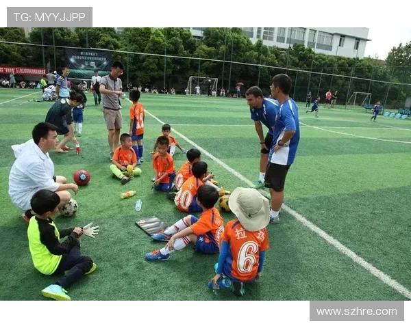 哈维西蒙斯的足球之路：从天才少年到职业球员的成长历程